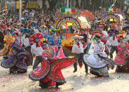 <p>Vista de Catrinas (esqueletos femeninos), calaveras y carros alegóricos hoy, sábado 28 de octubre de 2017, en el desfile con motivo del Día de Muertos celebrado en Ciudad de México (México). Catrinas, calaveras y carros alegóricos se tomaron hoy las calles de la Ciudad de México en el desfile con motivo del Día de Muertos, que este año dedicó un espacio a homenajear a las víctimas del terremoto del 19 de septiembre, así como a los voluntarios que ofrecieron su ayuda. EFE/Mario Guzmán </p>