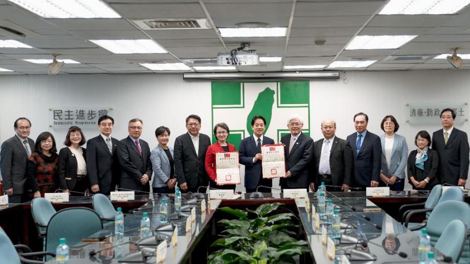 賴清德今接獲中選會送的當選證書。（圖/民進黨提供）