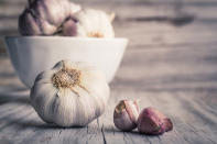 Übrig gebliebener Knoblauch eignet sich hervorragend als SOS-Pickelhelfer. Die Zehe quer aufschneiden und die betroffene Stelle vor dem Schlafengehen damit einreiben. (Bild-Copyright: Ana Pelaez/Getty Images)