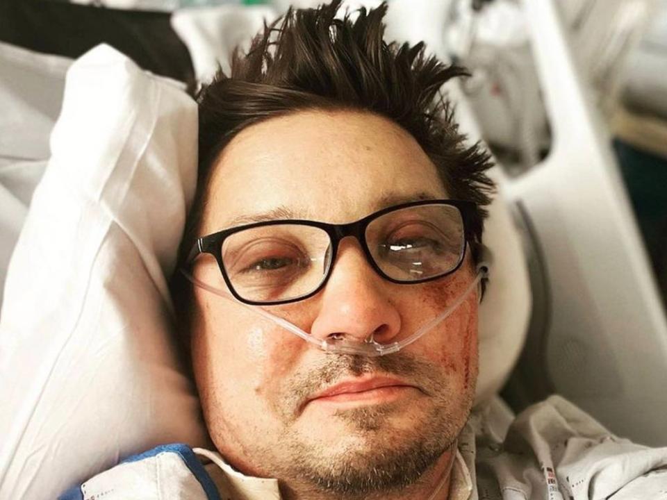 Dieses Bild veröffentlichte Jeremy Renner nur kurz nach seinem Unfall. (Bild: imago/ZUMA Press)