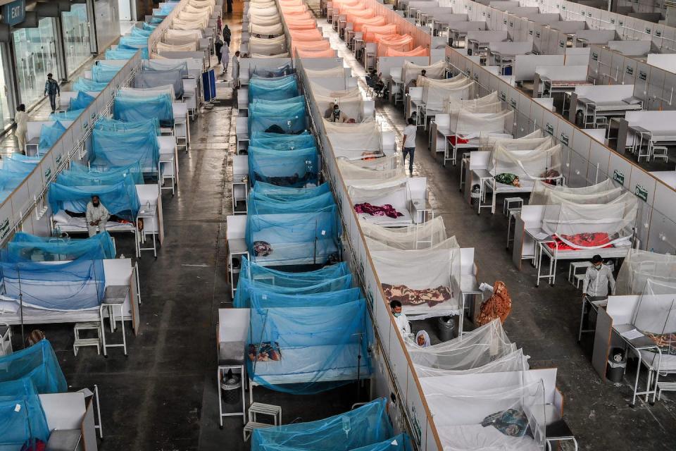 Los pacientes descansan en una sala improvisada contra el dengue en un hospital durante un grave brote en Pakistán en 2021. <a href="https://www.gettyimages.com/detail/news-photo/patients-take-rest-on-beds-arranged-inside-a-makeshift-news-photo/1235932771" rel="nofollow noopener" target="_blank" data-ylk="slk:Arif Ali/AFP via Getty Images;elm:context_link;itc:0;sec:content-canvas" class="link ">Arif Ali/AFP via Getty Images</a>