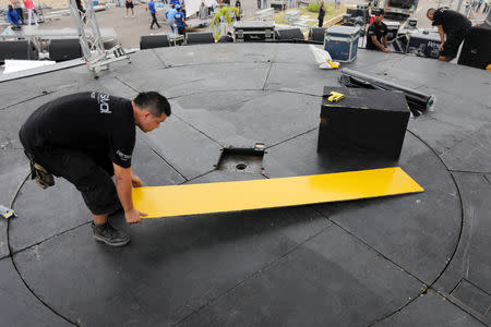 Workers set up a platform for the upcoming concert "Venezuela Aid Live" at Tienditas cross-border bridge between Colombia and Venezuela in Cucuta, Colombia February 20, 2019. REUTERS/Luisa Gonzalez