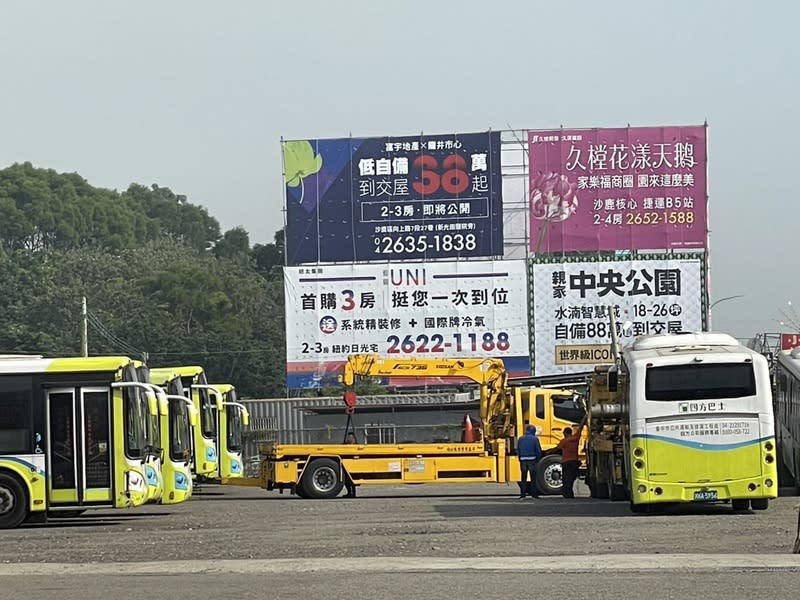 台中市四方客運積欠員工薪水尚未解決，台中市議員曾威表示，四方客運位於北屯區的調車廠8日已有債權銀行拖走29輛電動公車，9日在西屯區調車場又傳出有電動公車遭拖走。（民眾提供） 中央社記者趙麗妍傳真  112年11月9日