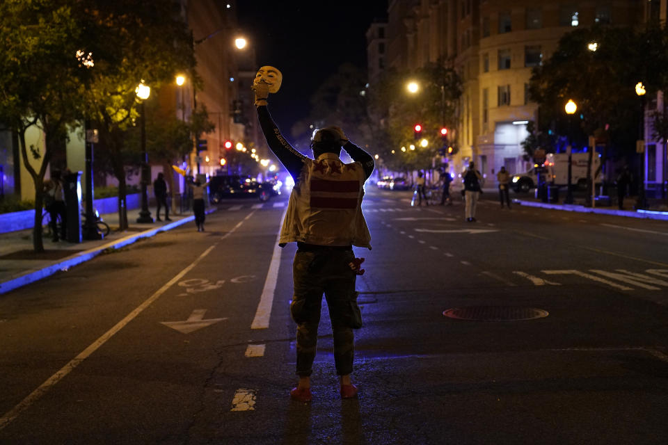 Manifestantes se reúnen para protestar por la muerte de George Floyd el lunes 1 de junio de 2020 cerca de la Casa Blanca en Washington. Floyd murió después de ser inmovilizado por policías de Minneapolis. (AP Foto/Evan Vucci)