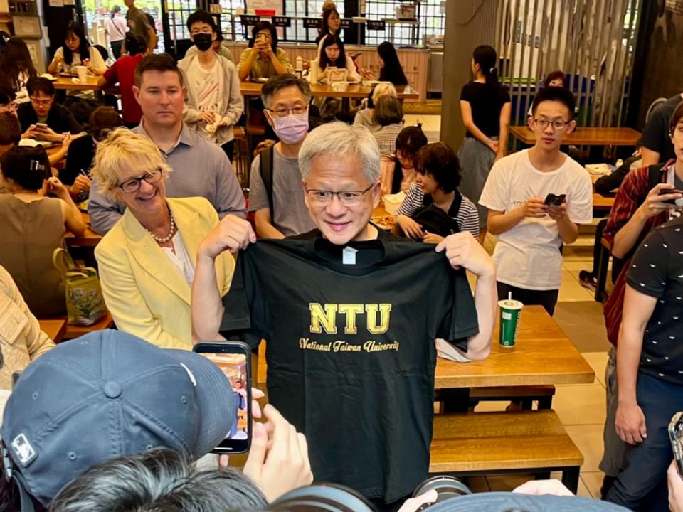 黃仁勳昨天現身台大校園，校長陳文章送專屬T-SHIRT。（圖：台大臉書）