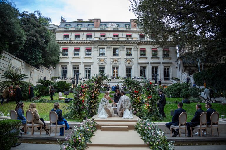 Una imagen del altar, los novios y los testigos en medio del bello jardín del hotel