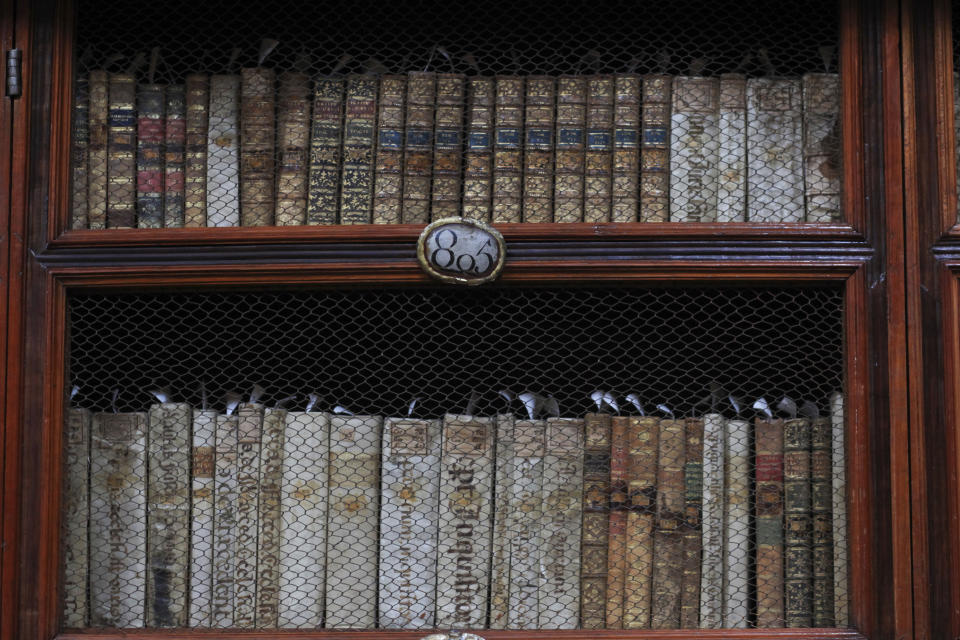 Algunos de los libros que forman parte de la colección de la Biblioteca Palafoxiana, la biblioteca pública más antigua en América, el martes 13 de septiembre de 2022 en la ciudad de Puebla, México. (AP Foto/Pablo Spencer)