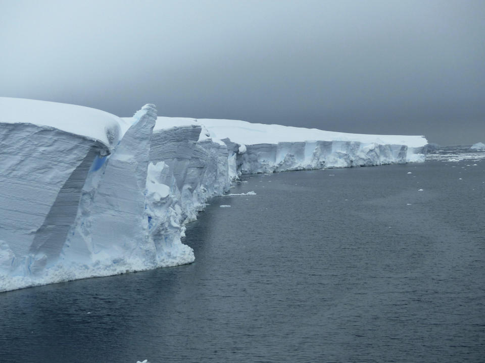 Der Thwaites-Gletscher schmilzt schnell und trägt zu 4 Prozent des globalen Meeresspiegelanstiegs bei. - Copyright: picture alliance / ASSOCIATED PRESS | Robert Larter