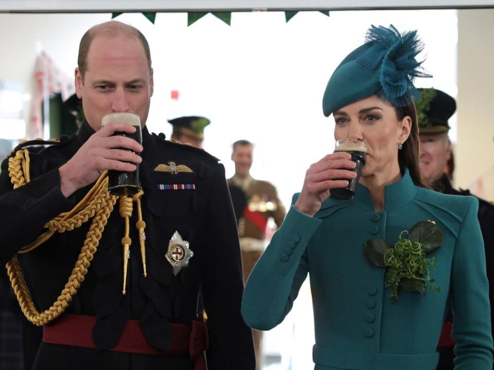 Prinz William und Prinzessin Kate haben sich nach der Parade ein Guinness verdient. (Bild: Chris Jackson - WPA Pool/Getty Images)