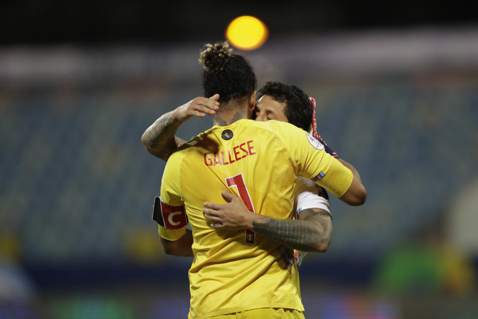 Gianluca Lapadula, de la selección de Perú, abraza al arquero Pedro Gallese, durante la tanda de penales que resolvió el partido de cuartos de final ante Paraguay, el viernes 2 de julio de 2021 (AP Foto/Andre Penner)