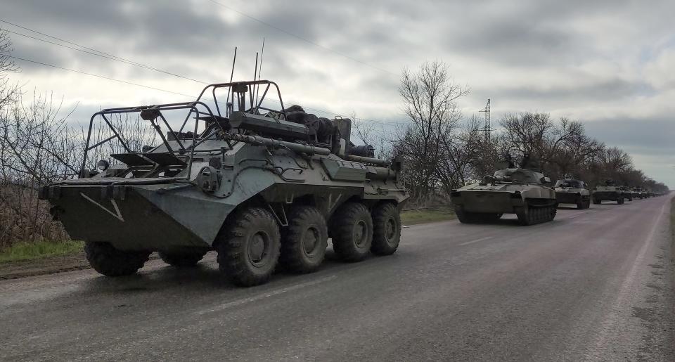 Una columna de vehículos militares rusos se desplaza por una carretera en una zona controlada por fuerzas separatistas apoyadas por Moscú cerca de Mariúpol, Ucrania, el sábado 16 de abril de 2022. (AP foto/Alexei Alexandrov)