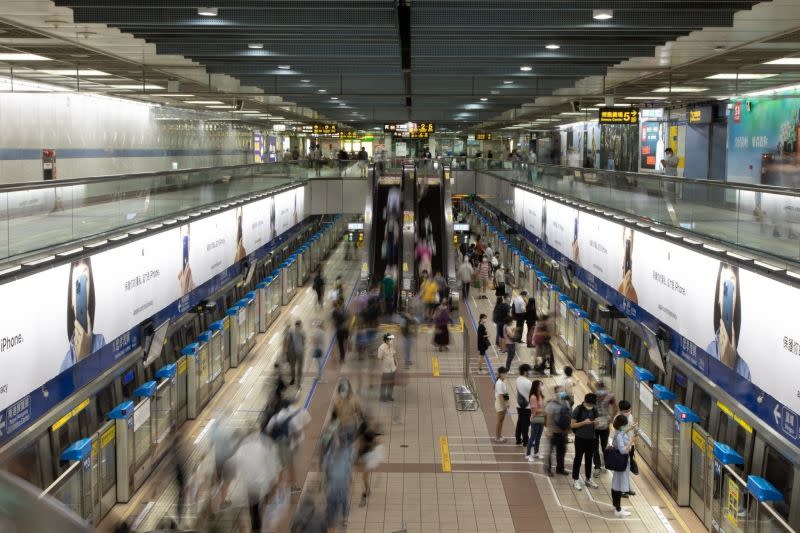 ▲女網友好奇詢問「有人喜歡來回坐捷運嗎？」（示意圖／翻攝台北捷運臉書）