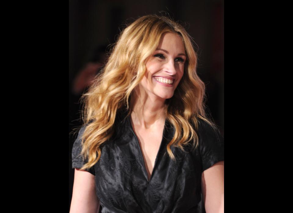 Actress Julia Roberts arrives at the premiere of New Line Cinema's 'Valentine's Day' held at Grauman's Chinese Theatre on February 8, 2010 in Los Angeles, California.  (Photo by Frazer Harrison/Getty Images)