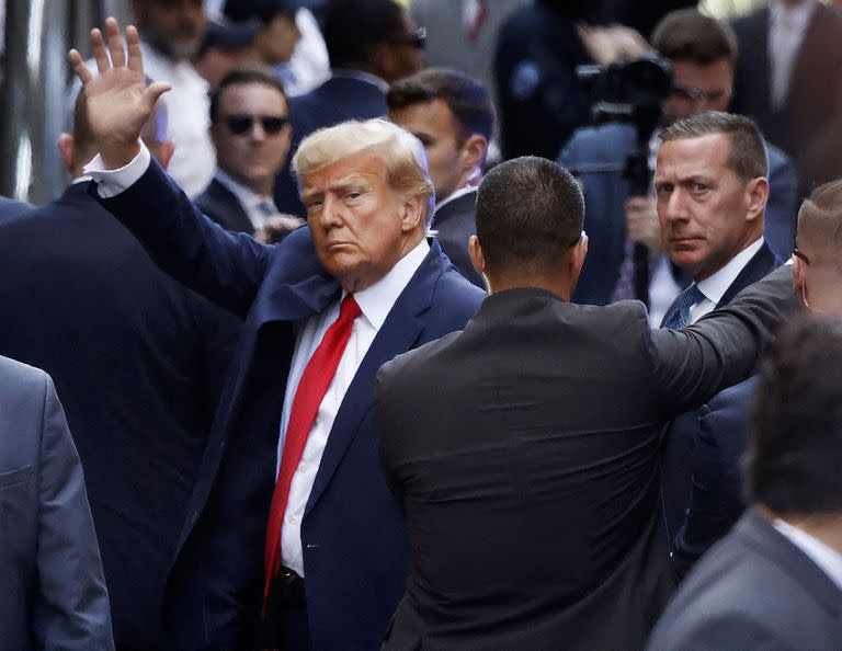 El expresidente de Estados Unidos Donald Trump saluda mientras llega al Tribunal Penal de Manhattan para su audiencia de acusación el 04 de abril de 2023 en Nueva York.