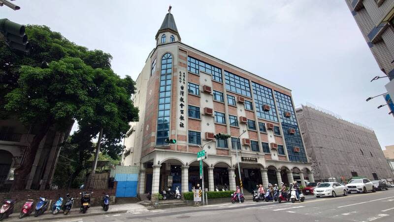 台灣教會公報社創社140年 位於台南市東區的台灣基督長老教會台灣教會公報社 總社（圖）原名「聚珍堂」，創立於1884年5月24 日，啟用台灣第一台印刷機，隔年出版台灣第一份報 紙「台灣府城教會報」，迄今持續出刊，見證台灣自 由人權堡壘，24日歡慶創社140年。 中央社記者張榮祥台南攝  113年5月24日 