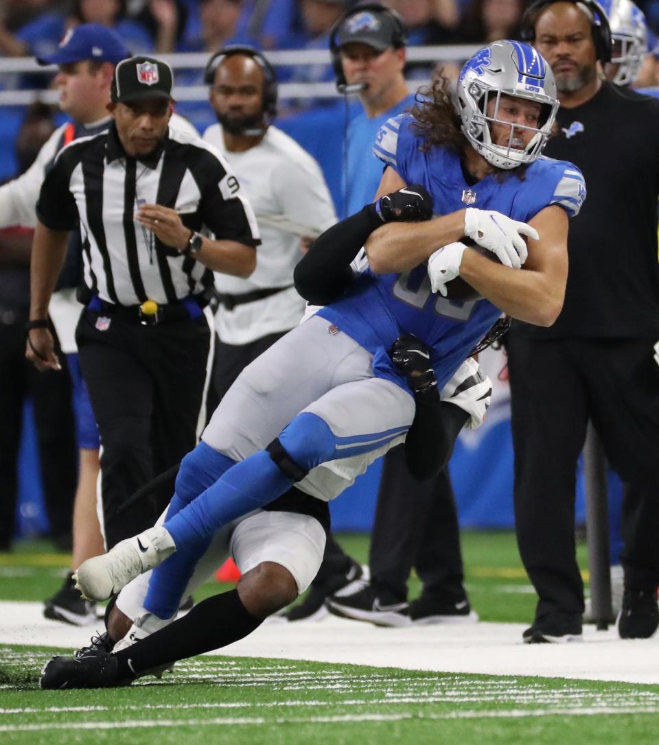 Detroit Lions tight end T.J. Hockenson (88) makes a catch against Cincinnati Bengals cornerback Chidobe Awuzie (22) during the first half Sunday, Oct. 17, 2021 at Ford Field.