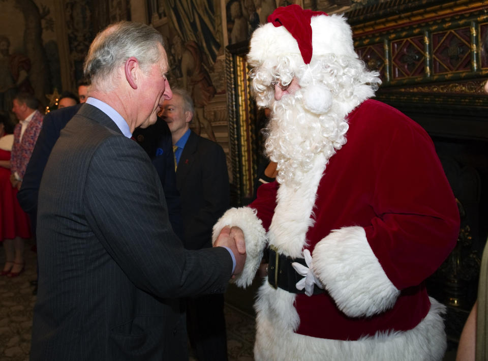 <p>Für wen war dieses Kennenlernen die größere Ehre? Prinz Charles traf 2010 Santa Claus in London. (Bild: REX/Shutterstock) </p>