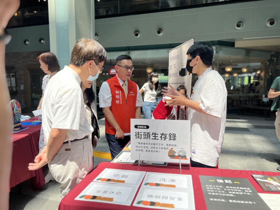 教育部政務次長林明裕參觀關心貧窮議題的「人生百味」攤位