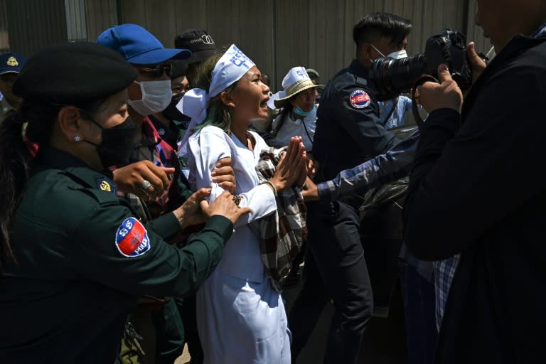 La militante écologiste cambodgienne Phuon Keoraksmey est arrêtée devant le tribunal de Phnom Penh, le 2 juillet 2024 (TANG CHHIN SOTHY)