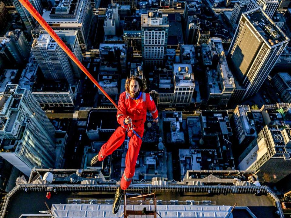 Jared Leto hängt am Empire State Building in New York. (Bild: Roy Rochlin/Getty Images for Empire State Realty Trust)