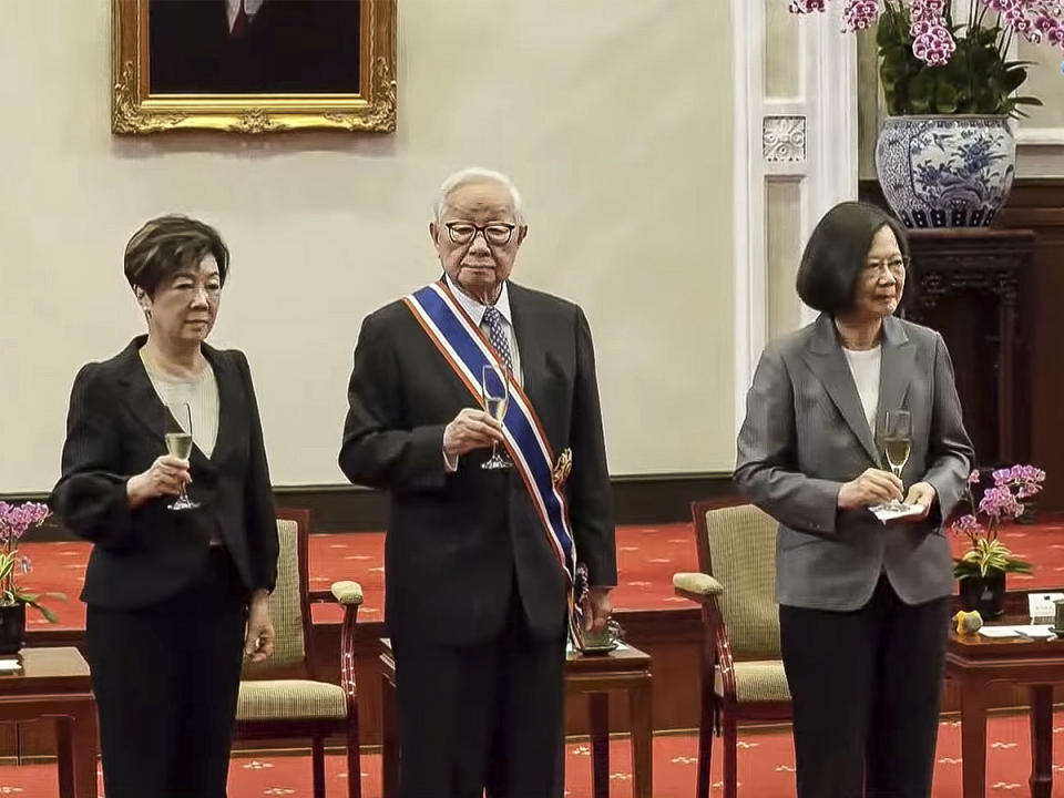 感謝帶領台積電讓台灣登上世界舞台；並六度代表她出席APEC峰會，總統蔡英文頒贈中山勳章給台積電創辦人張忠謀。（圖：總統府提供）