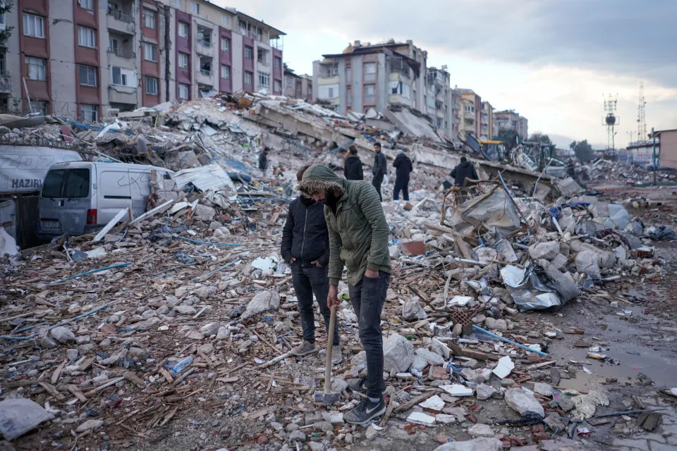 Civis tentam procurar sobreviventes do terremoto nos destroços. A Turquia experimentou o maior terremoto deste século na região da fronteira com a Síria. O terremoto foi medido em magnitude 7,7. (Foto de Tunahan Turhan/SOPA Images/LightRocket via Getty Images)