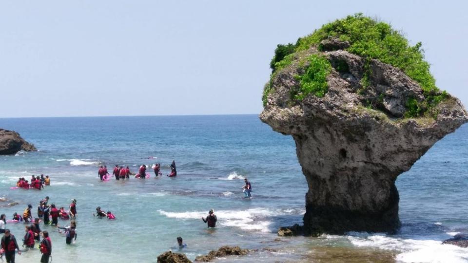 小琉球花瓶岩。 （中華旅行社提供）