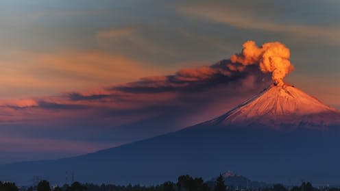   <span class="attribution"><a class="link " href="https://www.shutterstock.com/fr/image-photo/smoking-volcano-morning-465678113?src=KAw73LOev492NLbsv5Gb5A-1-4" rel="nofollow noopener" target="_blank" data-ylk="slk:Cristobal Garciaferro / shutterstock;elm:context_link;itc:0;sec:content-canvas">Cristobal Garciaferro / shutterstock</a></span>