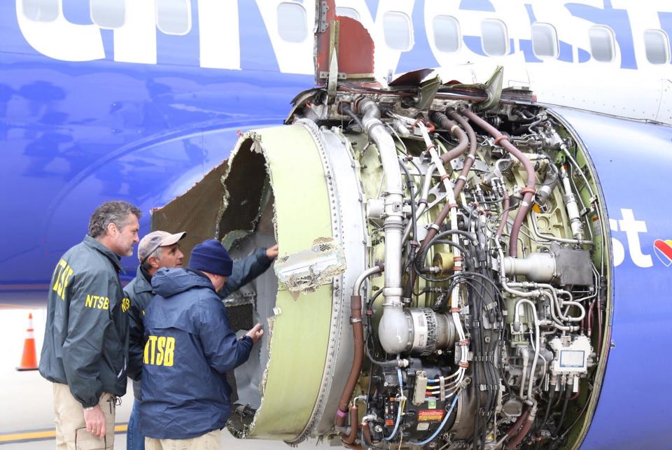 Fotografía cedida por la Junta Nacional de Seguridad del Transporte (NTSB) que muestra a investigadores examinando el daño al motor del vuelo 1380 de Southwest Airlines. EFE/Cortesía Junta Nacional de Seguridad del Transporte/SOLO USO EDITORIAL/NO VENTAS
