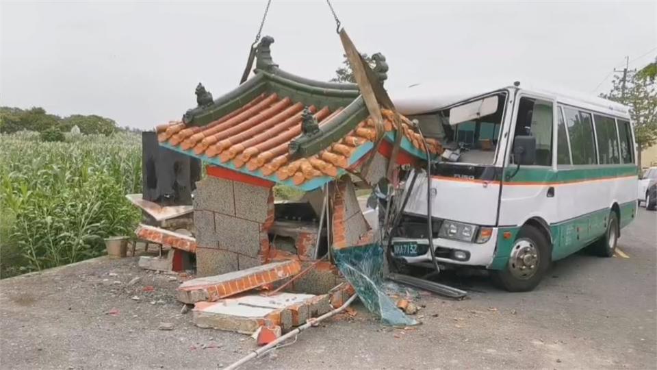 神明也出車禍？　中巴撞毀東石將軍廟...幸無人傷