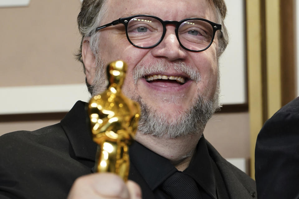 Guillermo del Toro, ganador del premio a mejor largometraje animado por "Guillermo del Toro's Pinocchio", posa en la sala de prensa en los Oscar el domingo 12 de marzo de 2023 en el Teatro Dolby en Los Angeles. (Foto Jordan Strauss/Invision/AP)