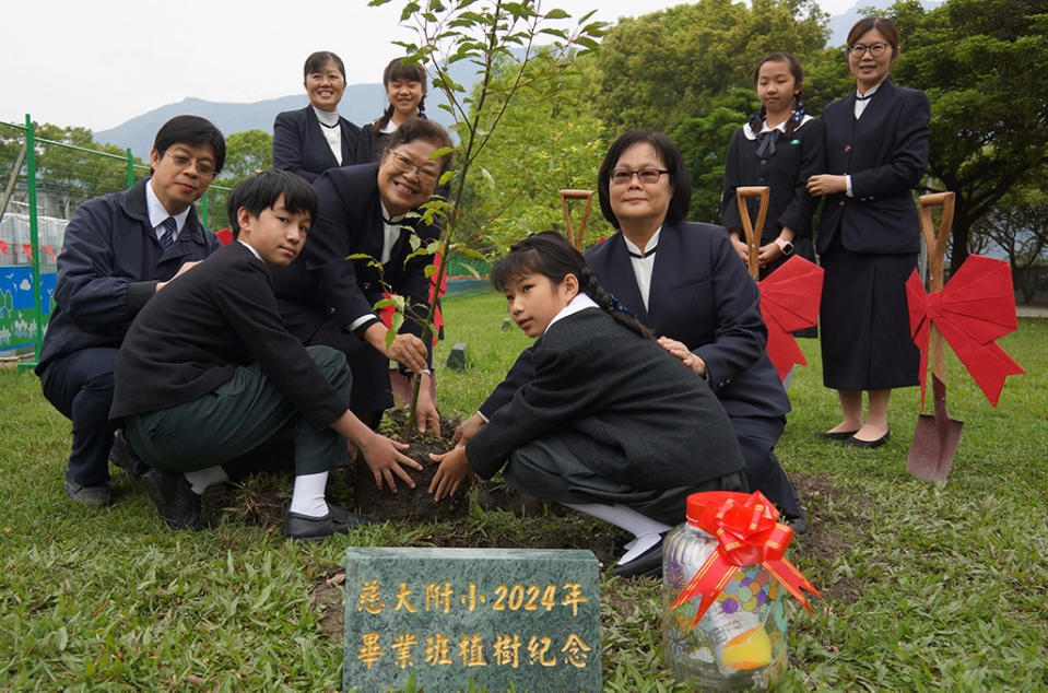 1-「人人一鏟，同心祝福」，在校園中種下一棵象徵傳承與希望的畢業夢想樹。