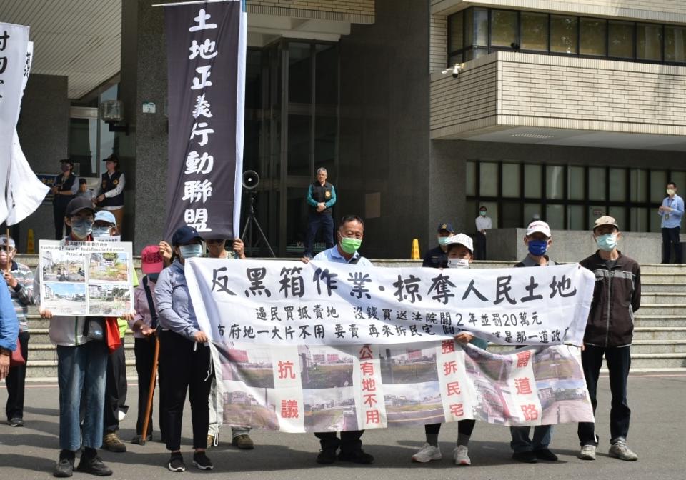 反第71期公辦市地重劃自救會控訴官奪民地。   圖：孫家銘攝