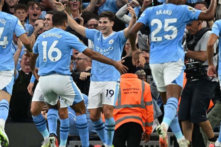 Julián Álvarez ríe, sus compañeros van a buscarlo. Transita su segunda temporada en Manchester City