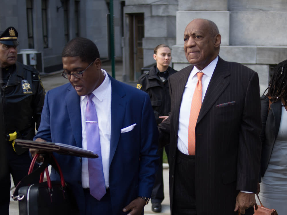 Bill Cosby (r.), hier vor einem Gerichtstermin im Jahr 2018 (Bild: Michael Candelori / Shutterstock.com)