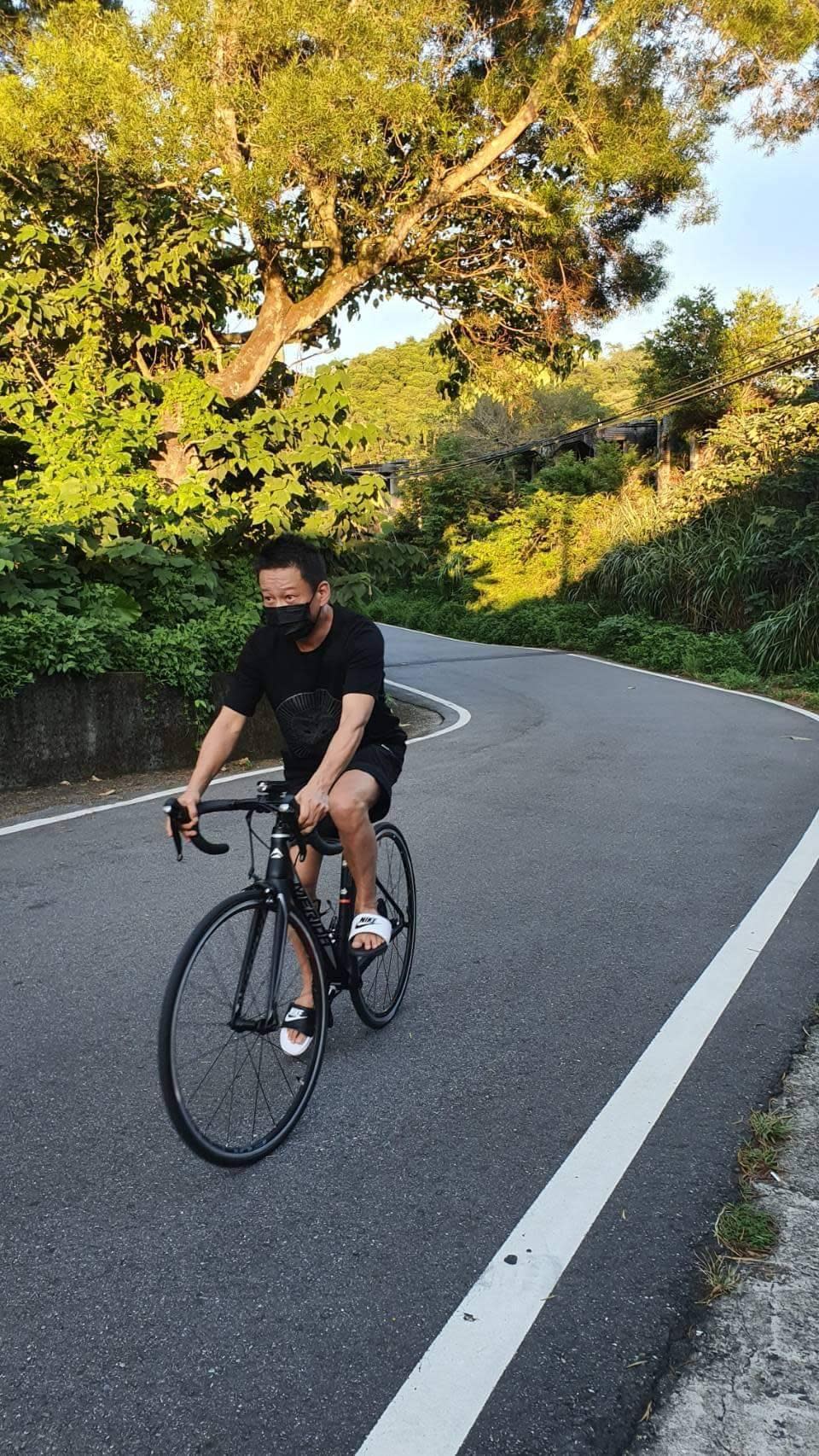 李康生藉騎車上下山運動鍛鍊體能，為接下來的拍攝工作做準備。（禾力文創提供）