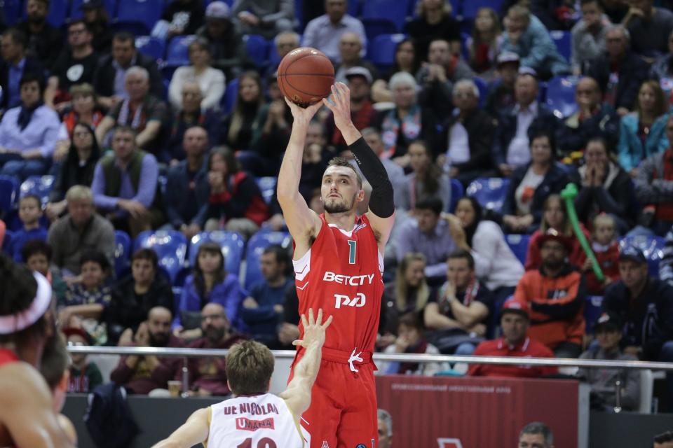 Former Wisconsin Badger and NBA player Sam Dekker signed with the London Lions on Sunday.