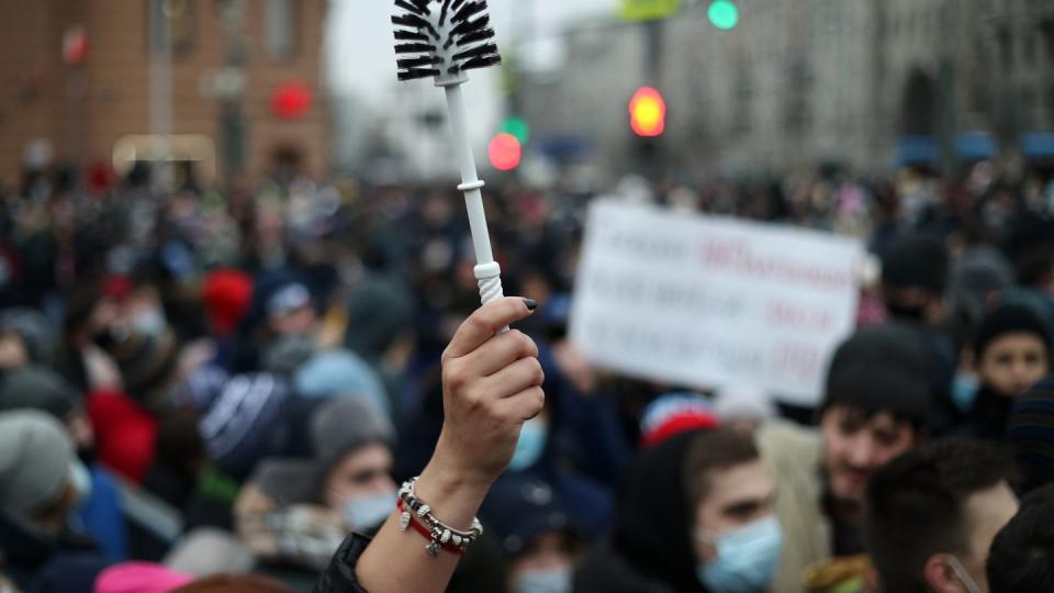 Demonstranten nehmen an einer nicht genehmigten Kundgebung in Moskau zur Unterstützung des russischen Oppositionsführers Alexej Nawalny teil.