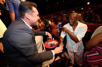 Oscar De La Hoya (L) greets Floyd Mayweather Sr., his former trainer, before a Las Vegas news conference.(Photo by Jeff Bottari/Getty Images)