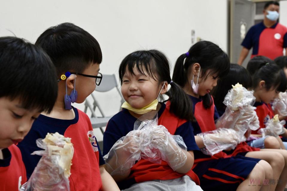 ▲福興鄉東區幼兒園特別安排了包潤餅活動，讓幼兒園的小朋友們能夠親身體驗製作潤餅的樂趣，同時認識清明節的由來與習俗。（記者陳雅芳攝）