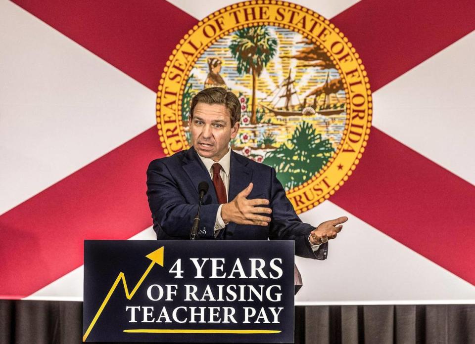 El gobernador de la Florida Ron DeSantis en una conferencia de prensa en la escuela chárter True North Classical Academy en Miami, el martes 9 de mayo de 2022, en donde firmó un puñado de proyectos de ley de educación aprobados por la Legislatura de la Florida, incluyendo la limitación de los mandatos de los miembros de la junta escolar a ocho años.
