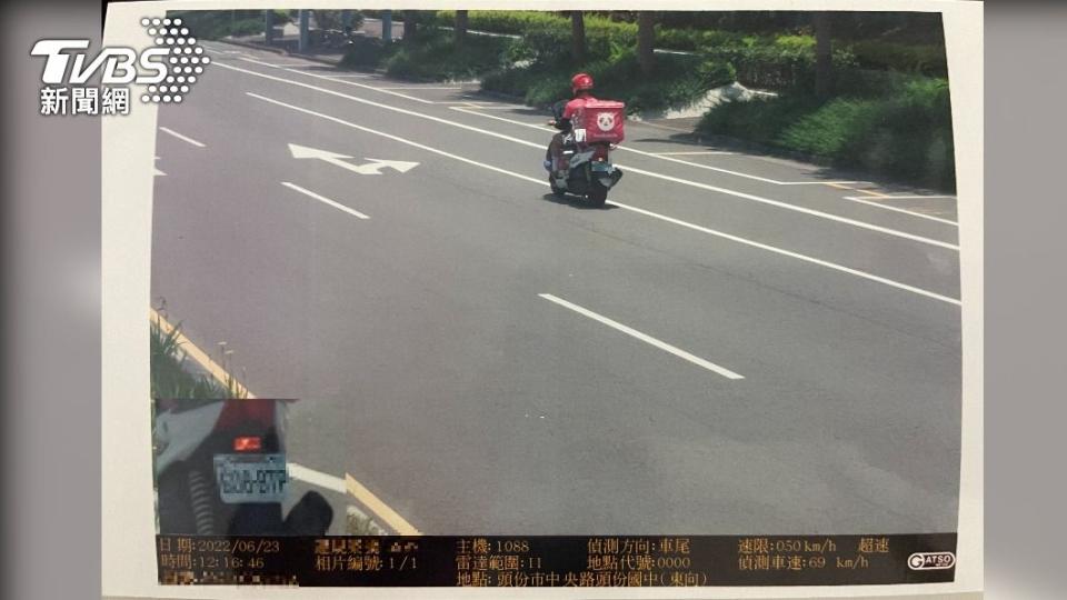 外送員騎機車超速被拍。（圖／TVBS）