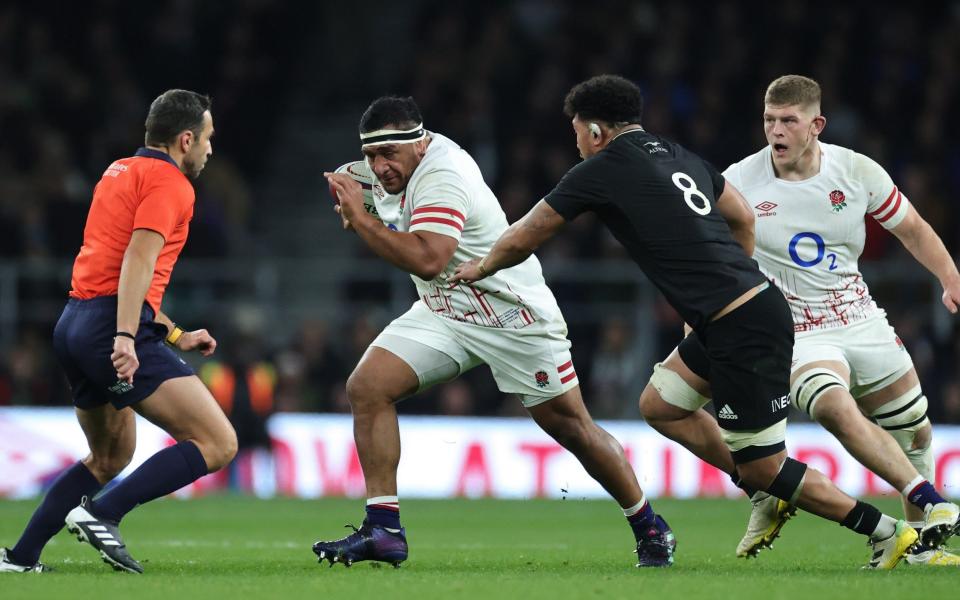 Mako Vunipola of England takes on Ardie Savea during the Autumn International match between England and New Zealand - Why South Africa's 'Bomb Squad' has caused Eddie Jones to drop Ellis Genge - David Rogers/Getty Images