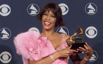 Insgesamt sechs Grammys gewann Whitney Houston, dieser hier war der letzte. Im Jahr 2000 wurde Houston für "It's Not Right But It's Okay" in der Kategorie "R'n'B Song des Jahres" ausgezeichnet. (Bild: Scott Gries/ImageDirect/Getty Images)