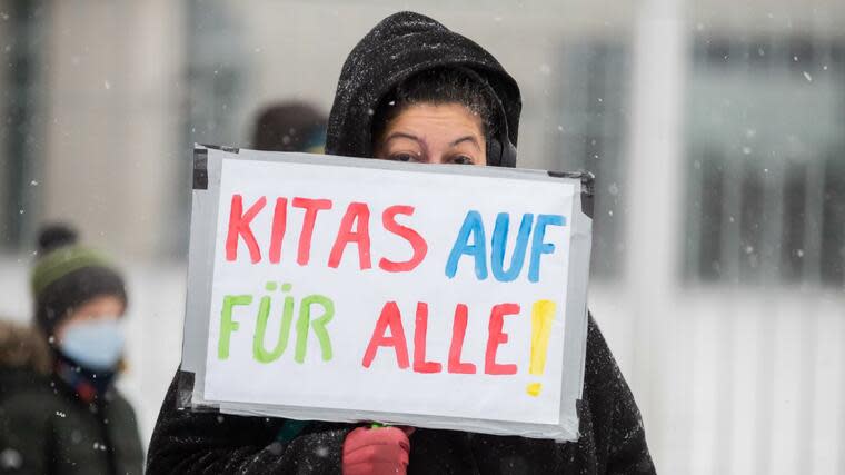 Die Politik steht unter großem Druck. Zum einen lässt mit fortschreitender Dauer die Akzeptanz in der Bevölkerung nach, zum anderen drängt die Wirtschaft auf Erleichterungen. Foto: dpa