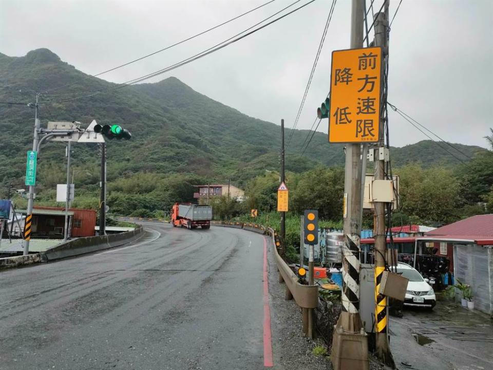 南韓人氣實況主「企鵝妹」在台灣徒步環島，走在有許多砂石車、大卡車的東部濱海公路上。（示意圖，資料照）