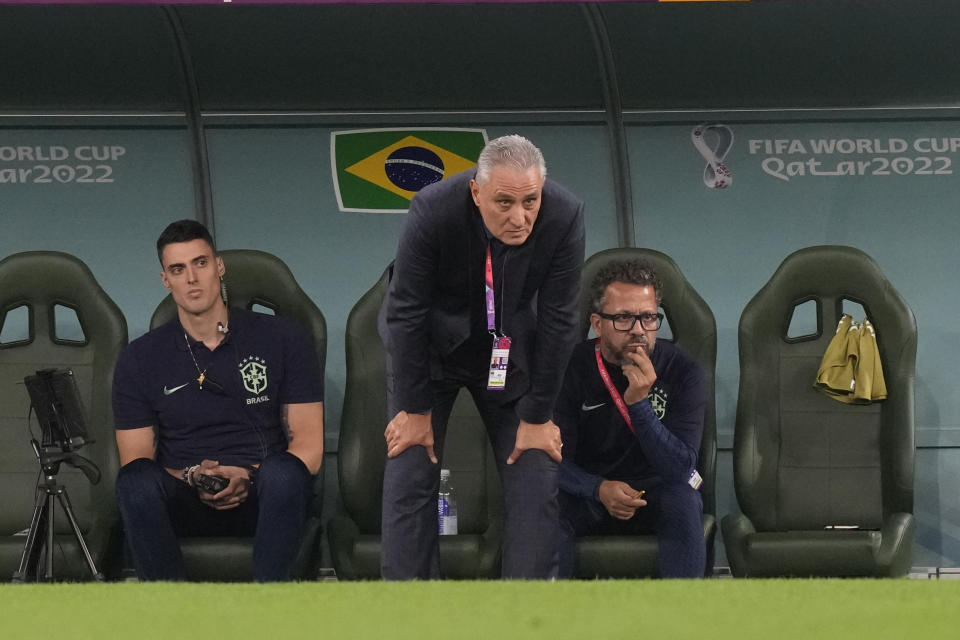 El técnico de Brasil Tite durante el partido contra Croacia por los cuartos de final del Mundial, el viernes 9 de diciembre, en Rayán, Qatar. (AP Foto/Frank Augstein)