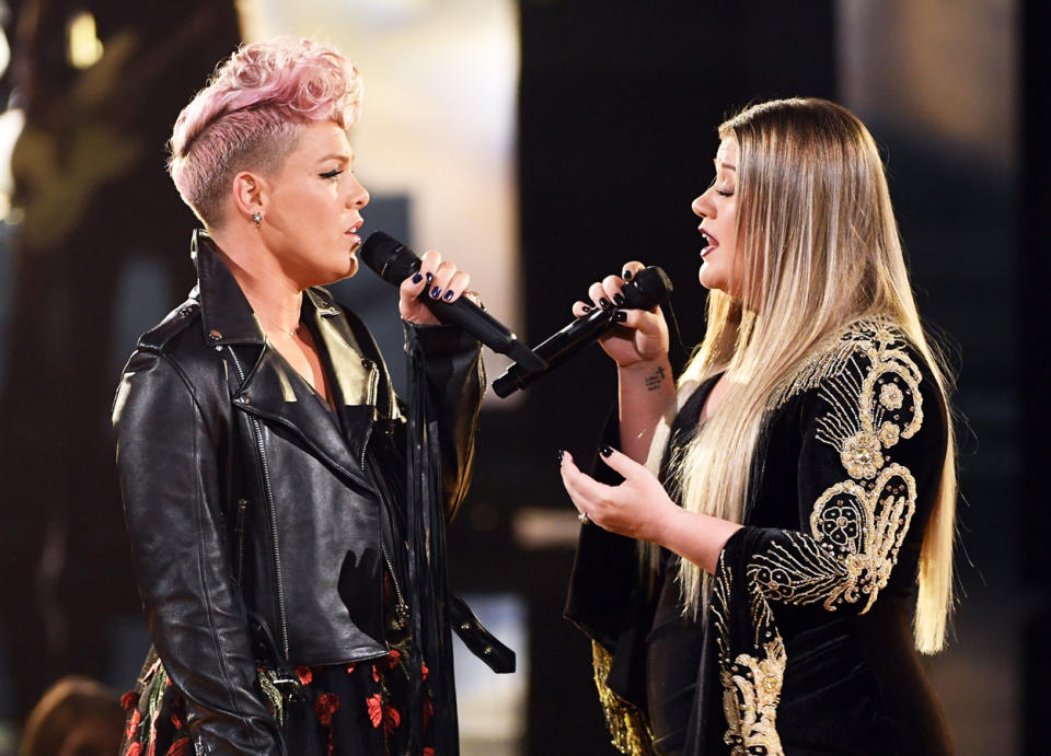 <p>Gleich zu Beginn ging es stark los: Mit einem Cover von ‘Everybody Hurts’ von R.E.M. eröffneten Pink und Kelly Clarkson die Show. Der Song war allen Rettungskräften des Landes gewidmet.<br>(Foto: Getty Images) </p>