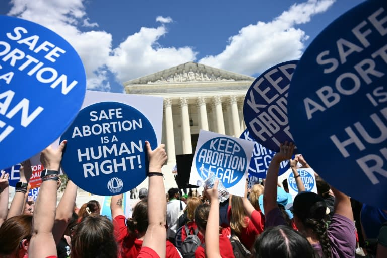 Des manifestants pour le droit à l'avortement devant la Cour suprême des Etats-Unis, à Washington le 24 juin 2024 (Jim WATSON)