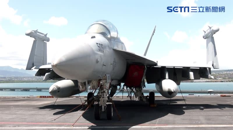 2024環太平洋軍演登美國航空母艦卡爾文森號甲板停放的F-18大黃蜂戰鬥攻擊機。